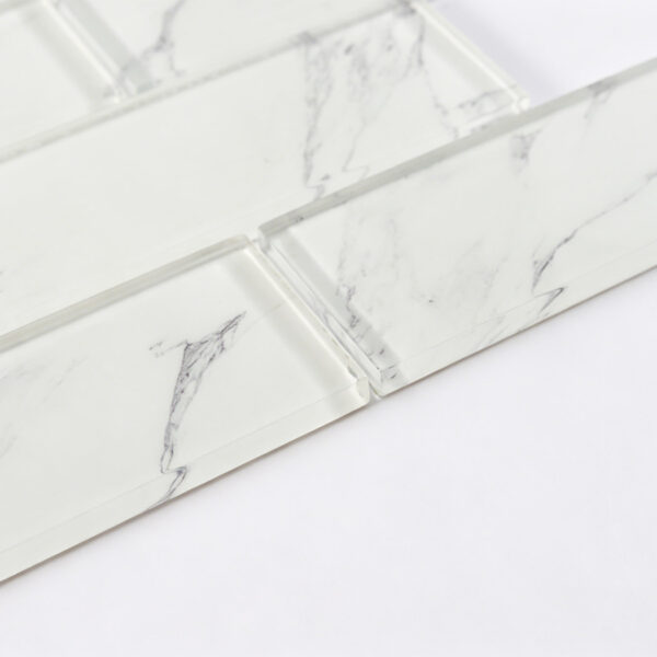 clear-beveled-marble-glass-subway-strip White Glass Subway Bathroom Tile With Light Gray Marble Line Detail